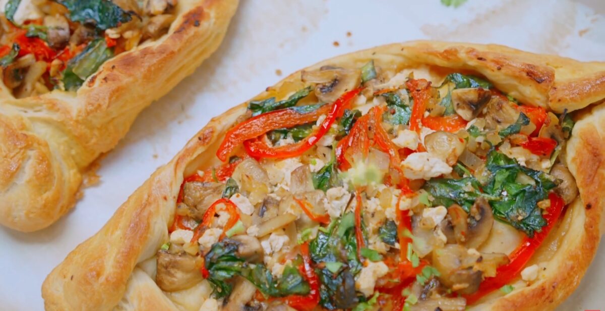 Imagine Stire Pizza turcească ca la Istanbul. Pide: gustul autentic al Mediteranei și aromele Orientului într-o singură rețetă | 2review.ro