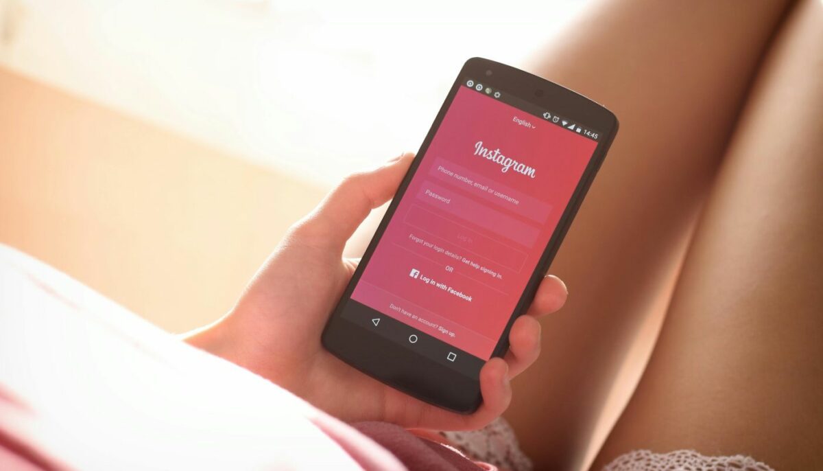 Imagine Stire Reel-urile de pe Instagram, o dovadă de iubire? Ritualul ciudat care a înlocuit afecțiunea și conversația în sânul familiei | 2review.ro