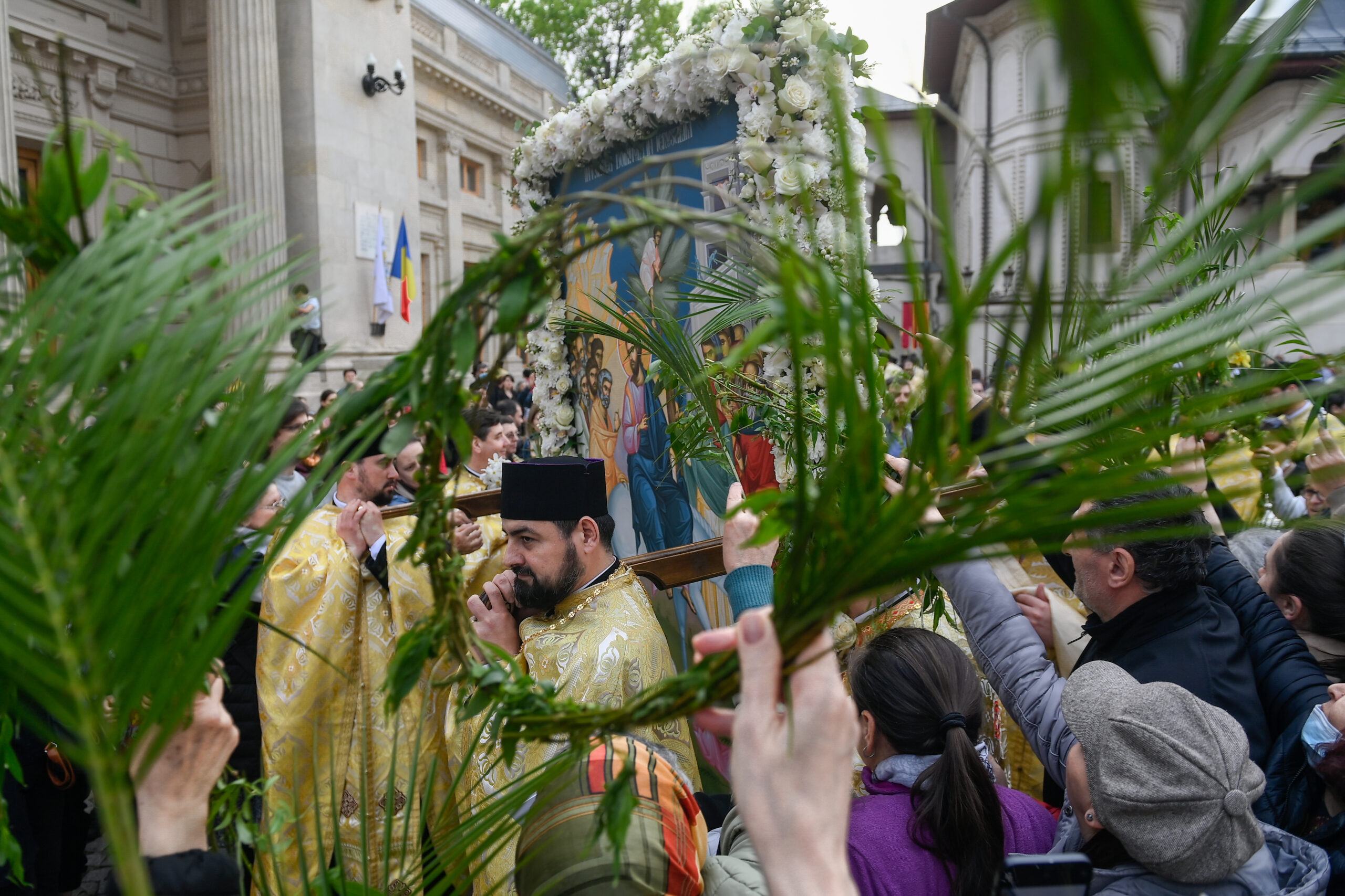 preoti si credinciosi care tin salcii in mana