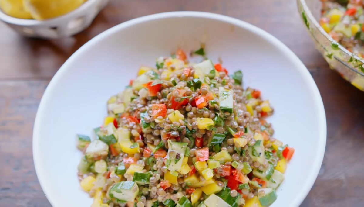 Imagine Stire Salată de linte cu lămâie și ierburi, preparatul mediteranean vegan fresh cu aromă intensă și textură plăcută | 2review.ro