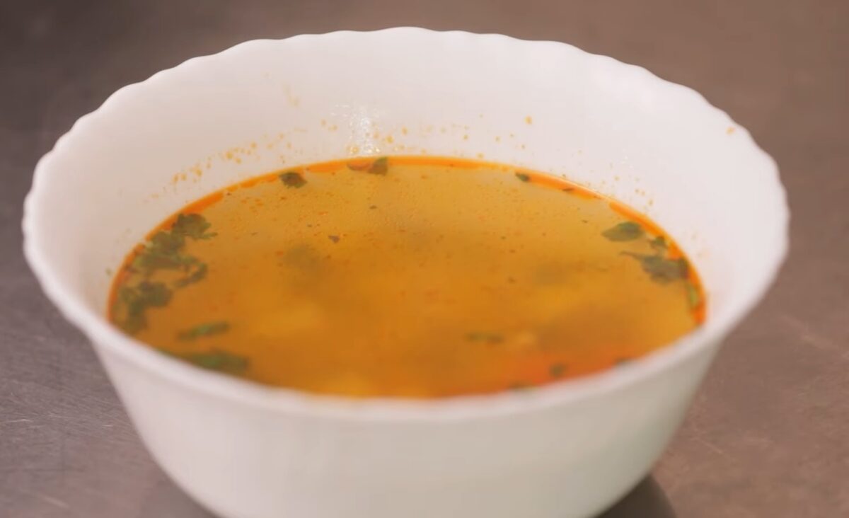 Imagine Stire Părintele Paisie ne pregătește în ultimele zile de post supă de chimen cu legume. O rețetă care îmbină simplitatea cu miresmele savuroase ale chimenului. | 2review.ro