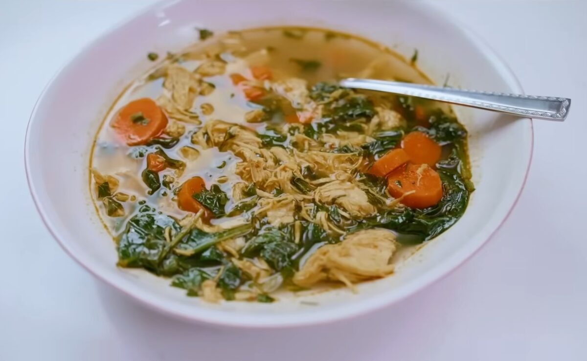 Imagine Stire Supa de pui cu turmeric și lămâie direct de pe Malul Mediteranei. O rețetă care îți invadează bucătăria cu mirosuri calde și gust intens | 2review.ro