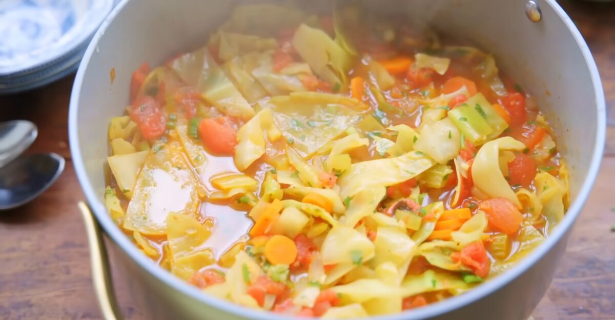 Imagine Stire Supa detox vegană de varză cu ghimbir proaspăt, aromată ca aerul Mediteranei. Rețeta care te face să te simți ușor | 2review.ro