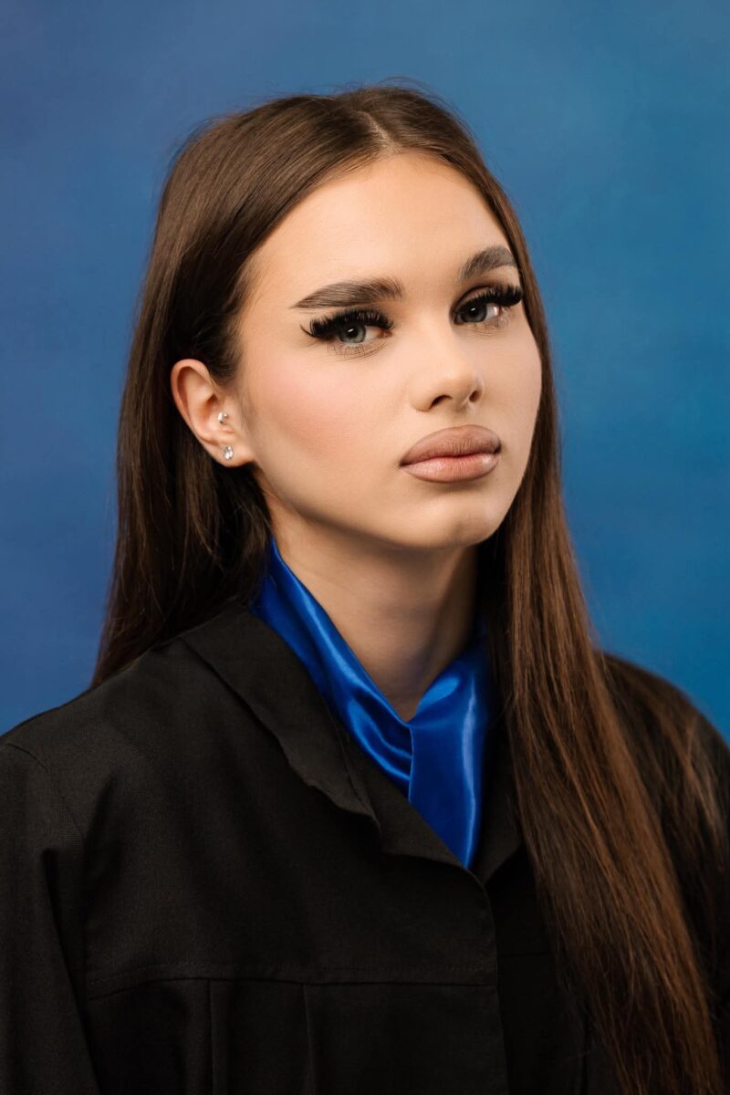 Imagine Stire Prima imagine de la priveghiul Crinei Hisum, tânăra din Câmpulung Moldovenesc care murit după ce a căzut de la etajul 5 al unui bloc | 2review.ro