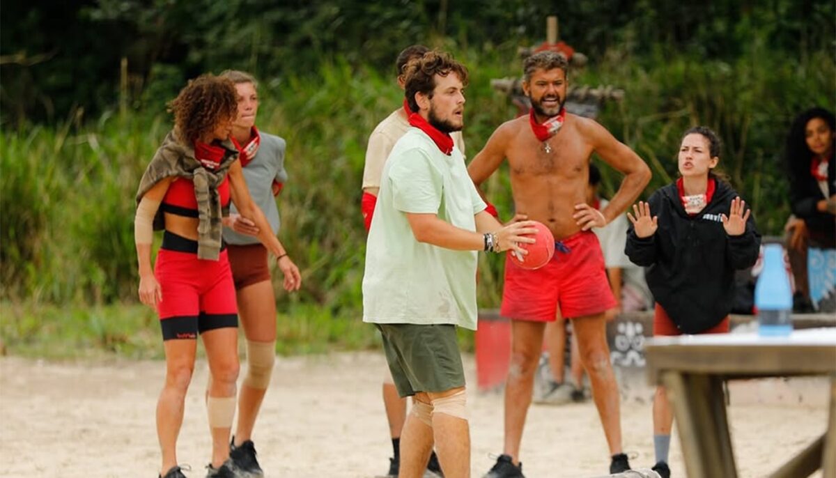 Imagine Stire Motivul pentru care Aris apare doar în tricou la Survivor. A fost ironizat de Lucian că nu-și dă tricoul jos. Și acum am aflat ce ascunde, de fapt | 2review.ro