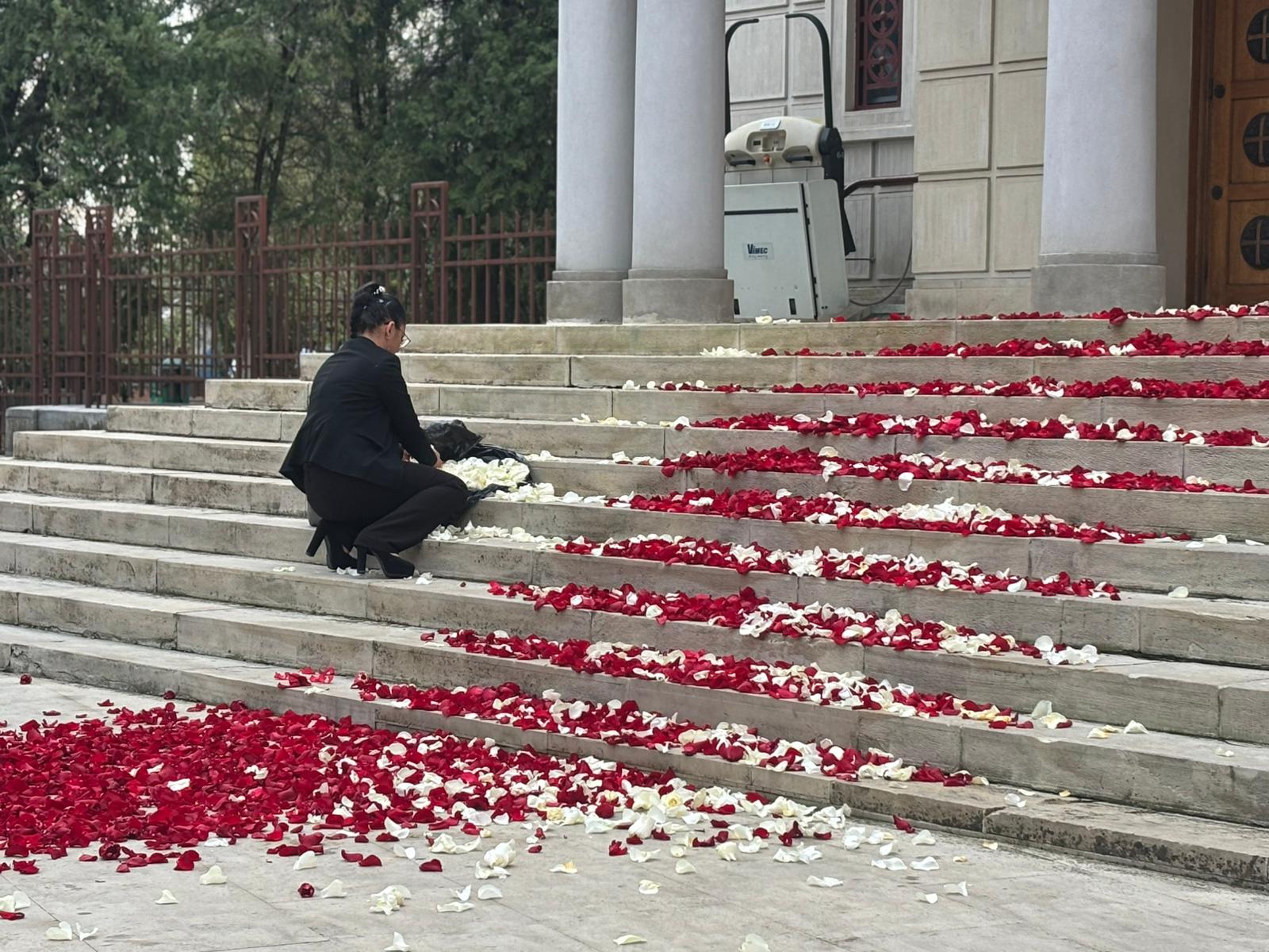 Ultimele pregătiri înainte de slujba de înmormântare a lui Mircea Lucescu