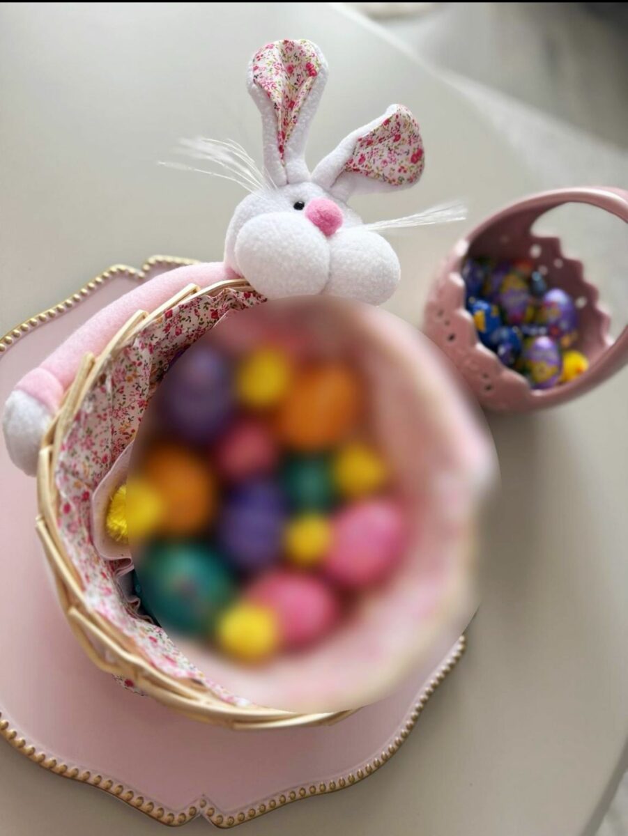 Imagine Stire Cum a decorat ouăle de Paște o tânără din Bacău. Invitații au crezut că nu văd bine | 2review.ro