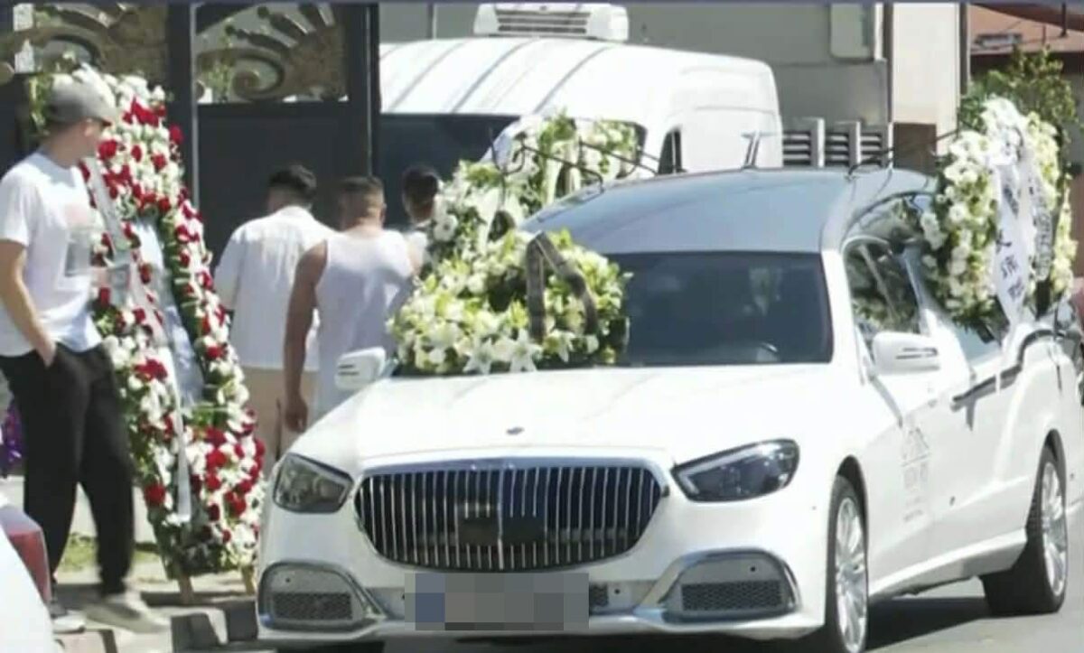 Imagine Stire Primele imagini de la înmormântarea lui David. Tânărul care s-a stins pe locul din dreapta în BMW-ul din Snagov a fost condus pe ultimul drum | 2review.ro