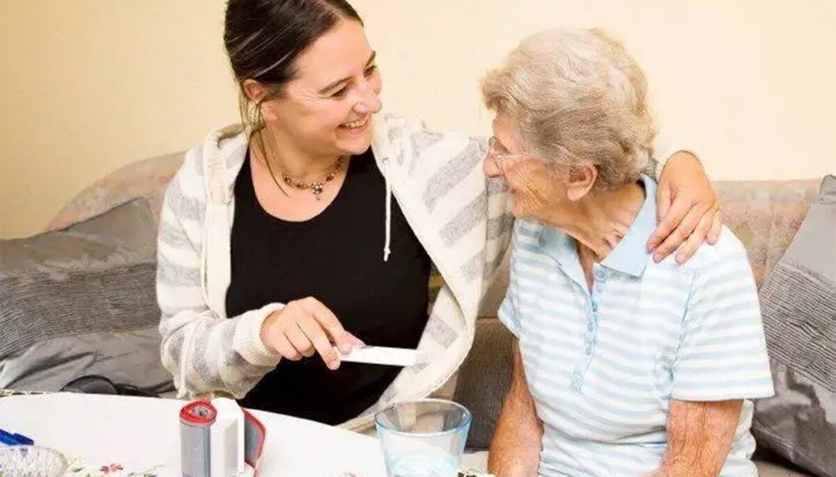 Imagine Stire Ce moștenire a putut primit o badantă, de la pensionara de 93 de ani pe care o îngrijise în Italia. Citirea testamentului i-a lăsat pe toți fără cuvinte | 2review.ro