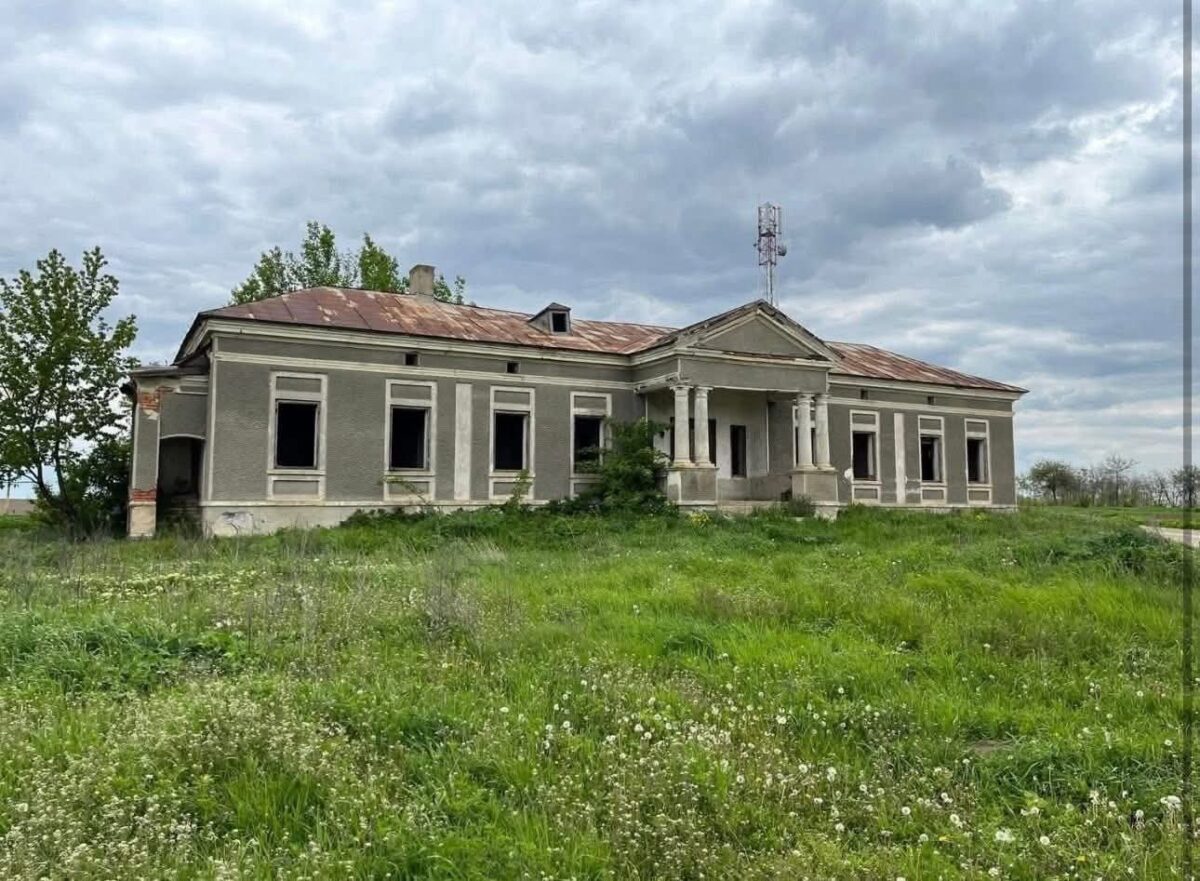 Imagine Stire Cum arată conacul din România care costă doar 36.000 € și de ce nu se vinde imediat | 2review.ro