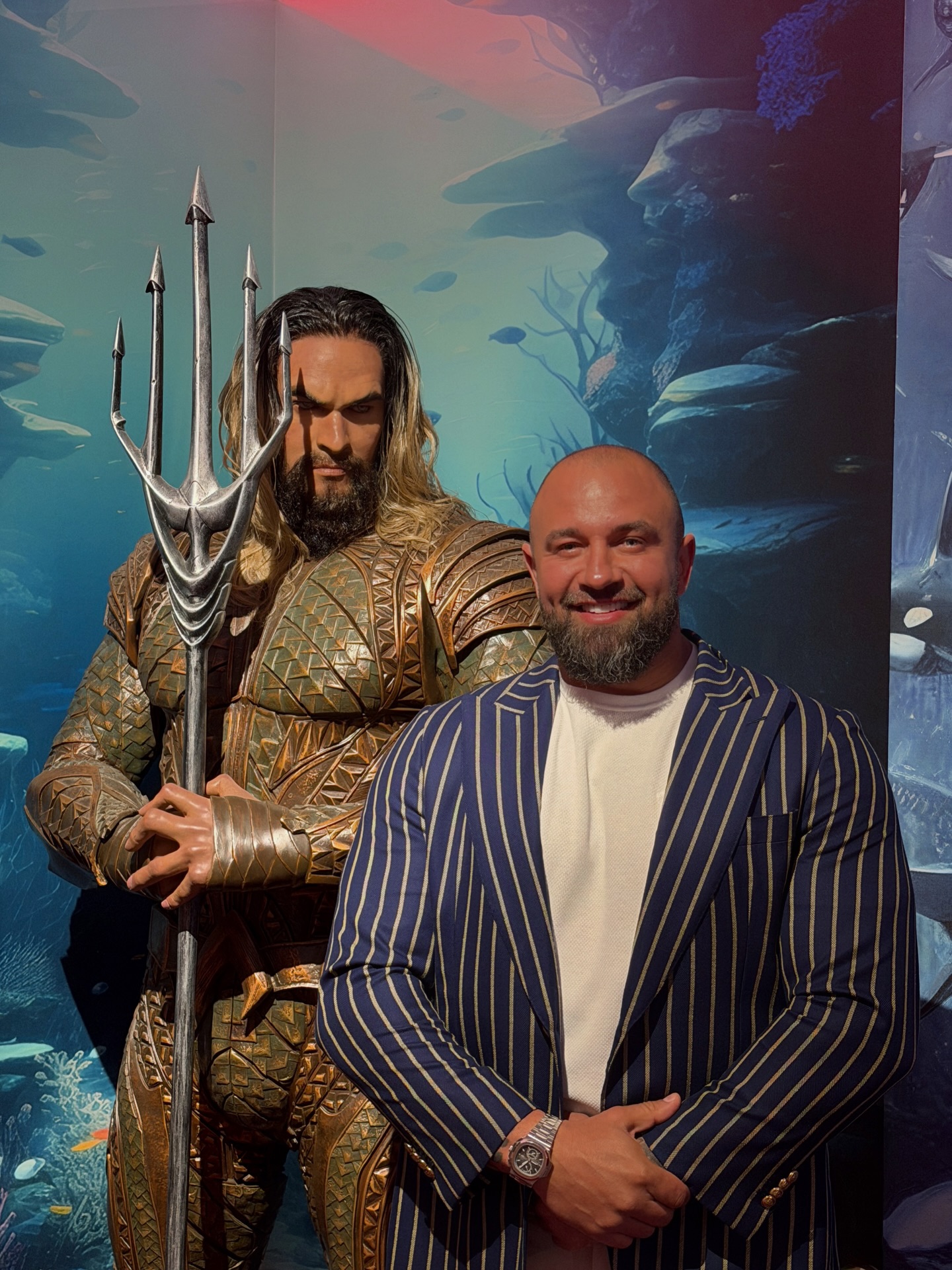 Afaceristul din Mediaș s-a fotografiat alături de cele mai interesante figurine