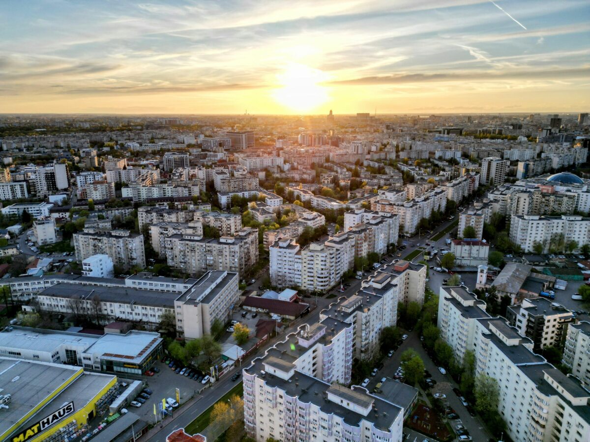 Imagine Stire Orașul în care oamenii locuiesc în două țări: trec granița mergând dintr-o cameră a casei în alta | 2review.ro