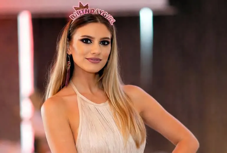 Imagine Stire Andreea Sîrbu, o asistentă ATI din Târgu-Jiu, a fost găsită moartă în casă. O fetiță de 7 ani a rămas acum orfană de mamă | 2review.ro