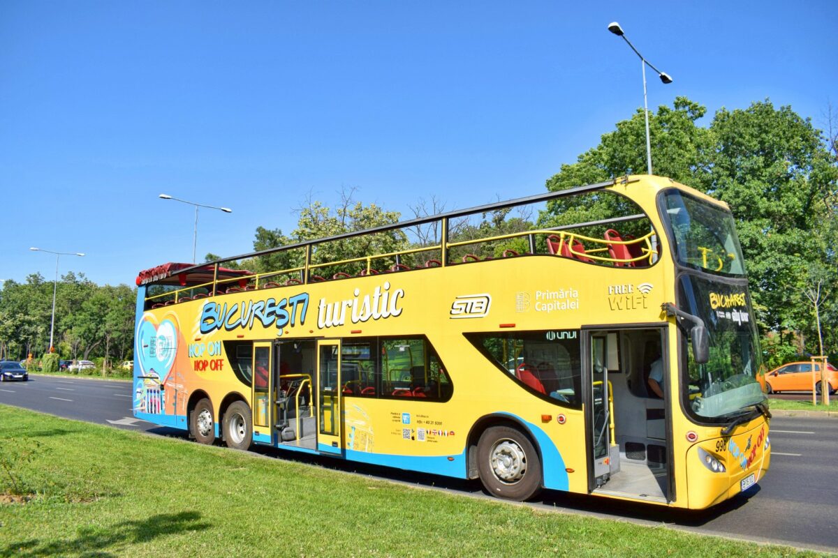 Imagine Stire Cât costă un bilet pentru autobuzele turistice din București. Suma piperată pe care turiștii o scot din buzunare | 2review.ro