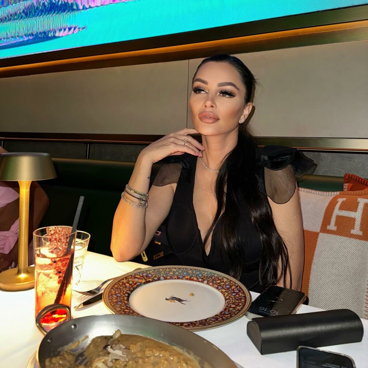 Imagine Stire Nu e o glumă! Cât costă să închiriezi o rochie de mireasă creată de Brigitte Pastramă | 2review.ro