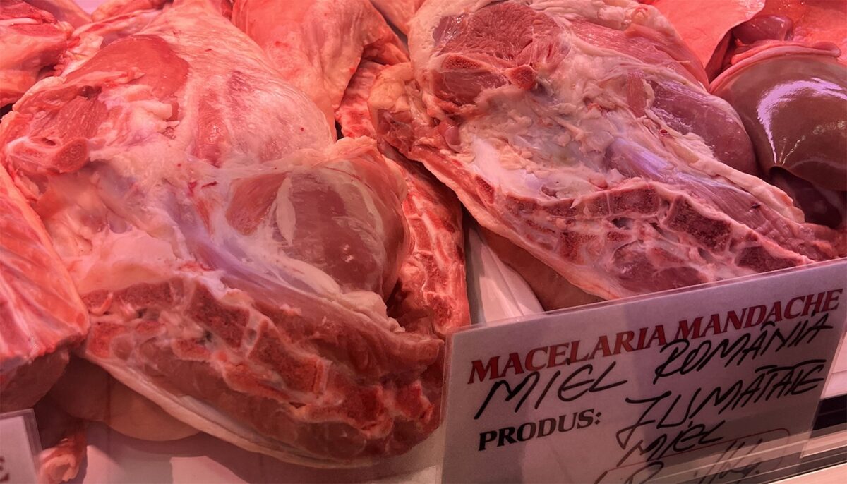Imagine Stire Cu câți lei a ajuns să se vândă kilogramul de carne de miel în Piața Obor acum, cu 2 zile înainte de Paște | 2review.ro