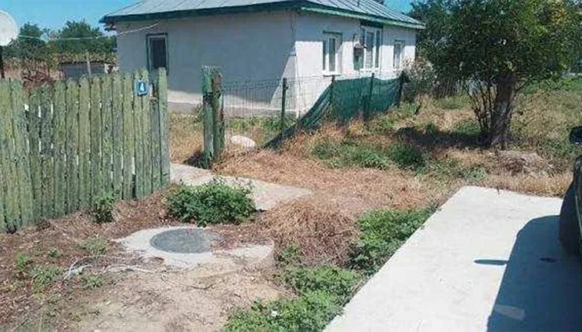 Imagine Stire Orașul din România în care o casă costă doar 7 000€ în aprilie 2026. Se vinde cu un teren de 1.900 mp | 2review.ro