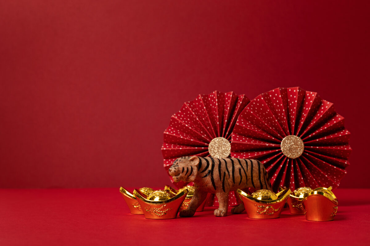 Imagine Stire Horoscop chinezesc azi, 8 aprilie 2026. Nativii din Tigru joacă totul pe o carte și o decizie le poate umple sau goli buzunarele | 2review.ro