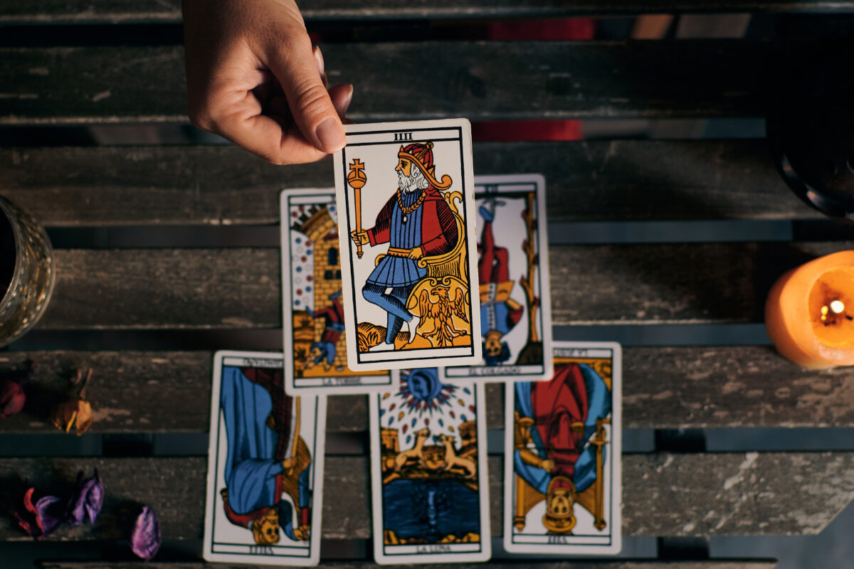 Imagine Stire Cartea de Tarot de azi, 18 aprilie 2026. Nativii Berbec devin de neoprit: Regele de Bâte le confirmă că tronul îi așteaptă și ceasul bate | 2review.ro