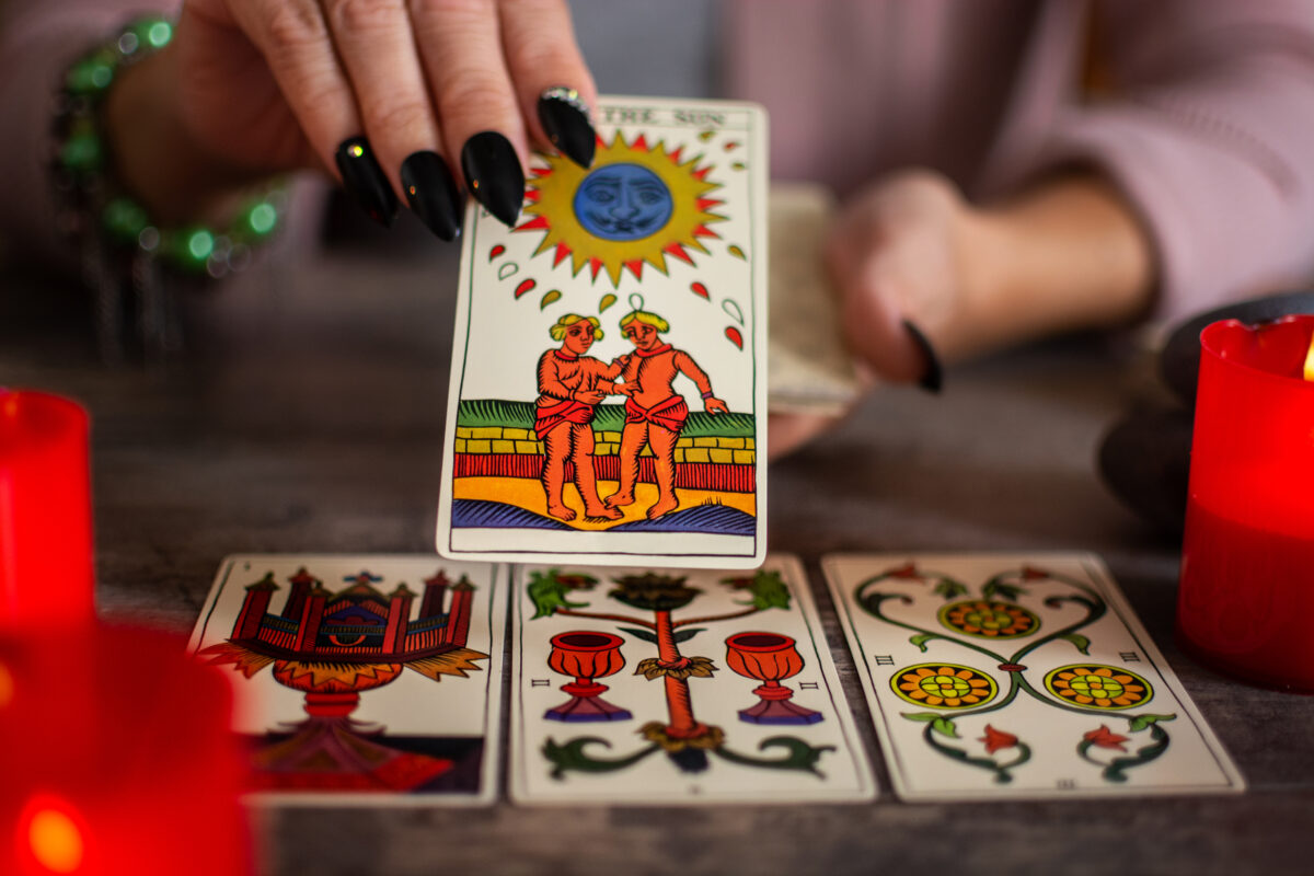 Imagine Stire Cartea de Tarot de azi, 4 aprilie 2026. Șase de Bâte: cartea victoriei care îți spune să nu uiți de unde ai plecat | 2review.ro