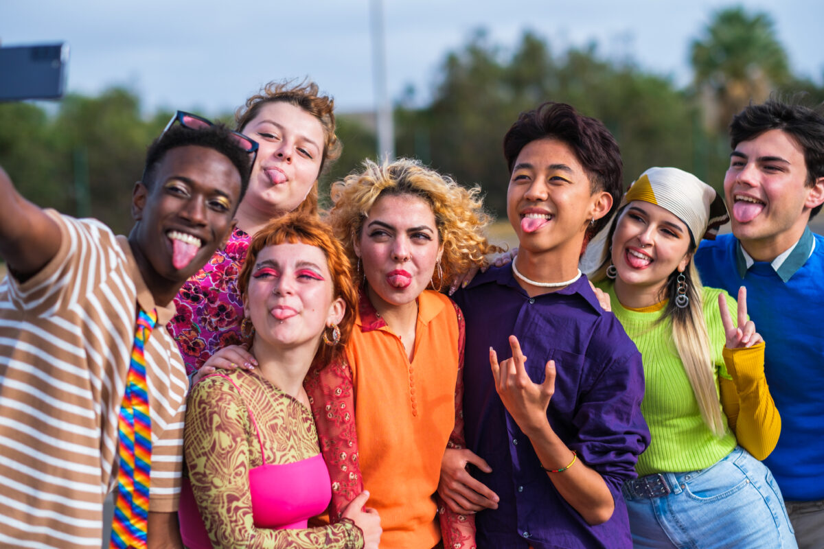 Imagine Stire Ce nu mai au voie să facă tinerii: lucrurile considerate „cringe” în 2026 | 2review.ro