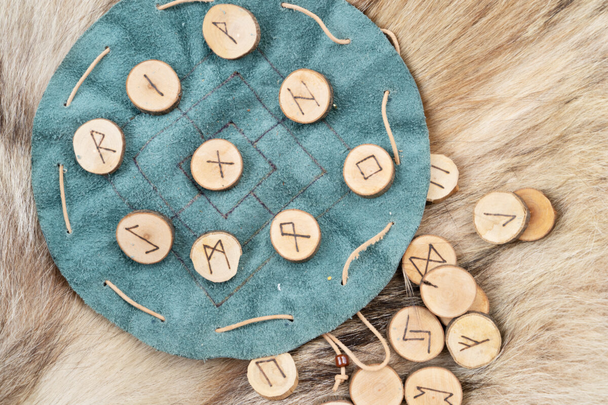 Imagine Stire Horoscop rune azi, 5 mai 2026. Nativii acestei zodii sunt vizați astăzi de Algiz Inversat: generozitatea lor este exact vulnerabilitatea pe care cineva o exploatează | 2review.ro
