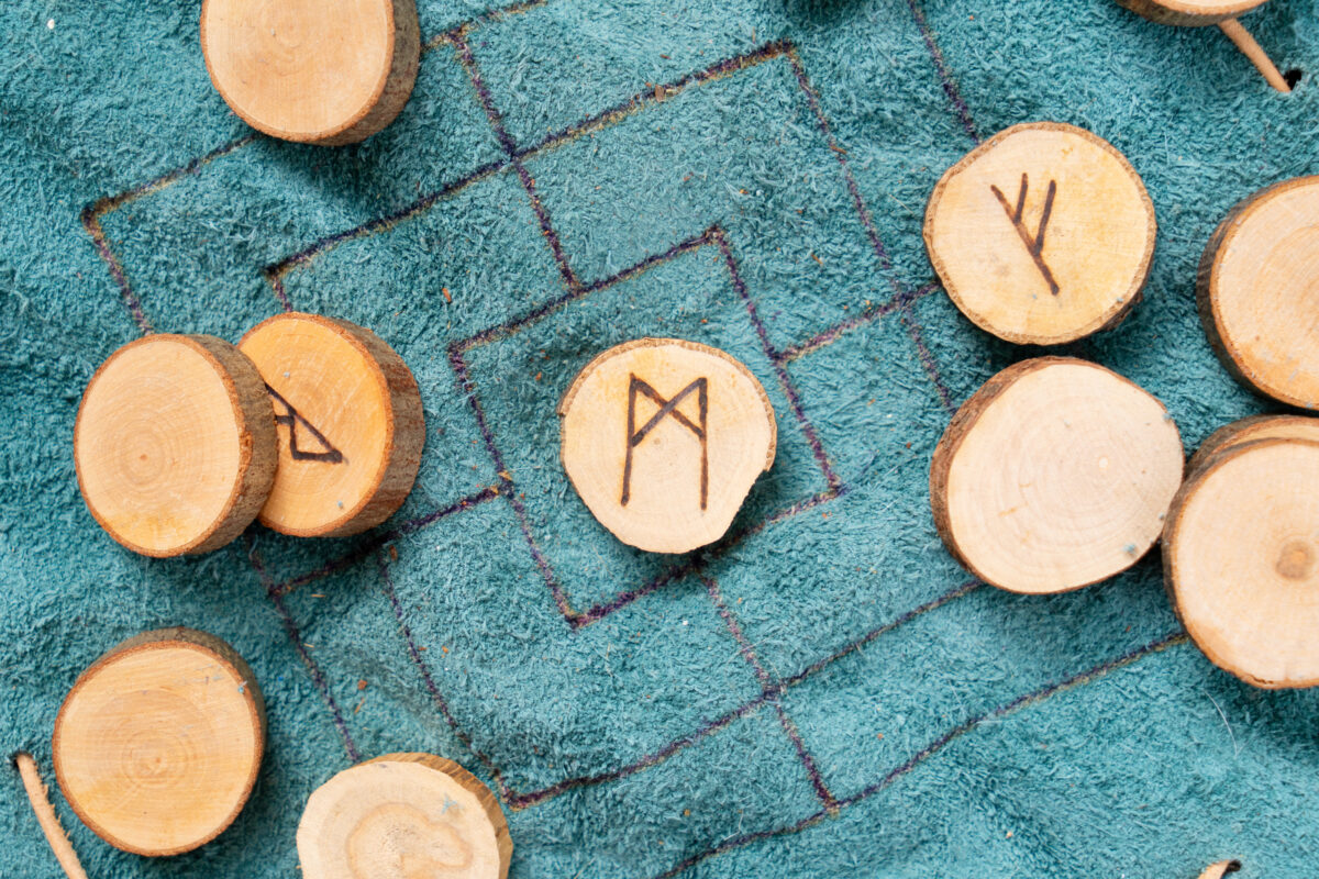 Imagine Stire Horoscop rune azi, 8 aprilie 2026. Algiz inversat aduce tensiuni, Scorpionul câștigă, nativii din alte zodii sunt puși la încercare | 2review.ro