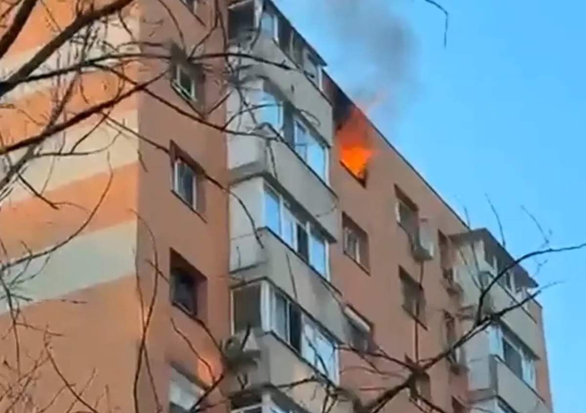 Imagine Stire Explozie de proporţii într-un bloc din Capitală! Un tânăr a fost transportat de urgenţă la spital | 2review.ro