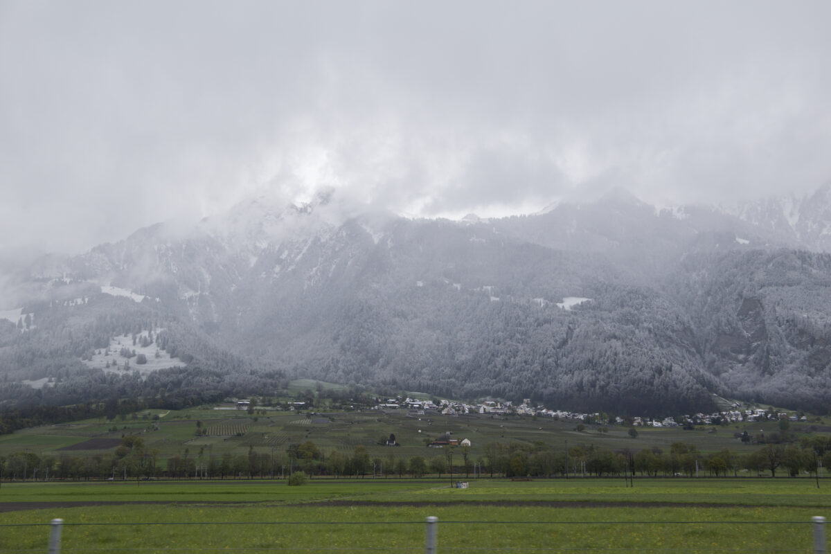 Imagine Stire Prognoza meteo azi, 18 aprilie 2026. Se întoarce iarna? Rafale puternice de vânt și precipitații mixte la munte în România în următoarele 24 de ore | 2review.ro