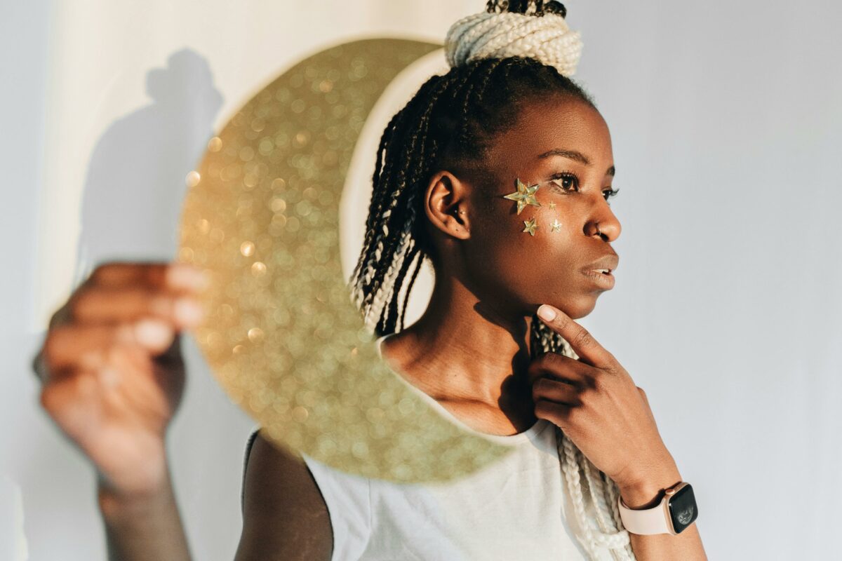 Imagine Stire „E clar, e Scorpion”: cum transformă Gen Z astrologia în bijuterii personale | 2review.ro