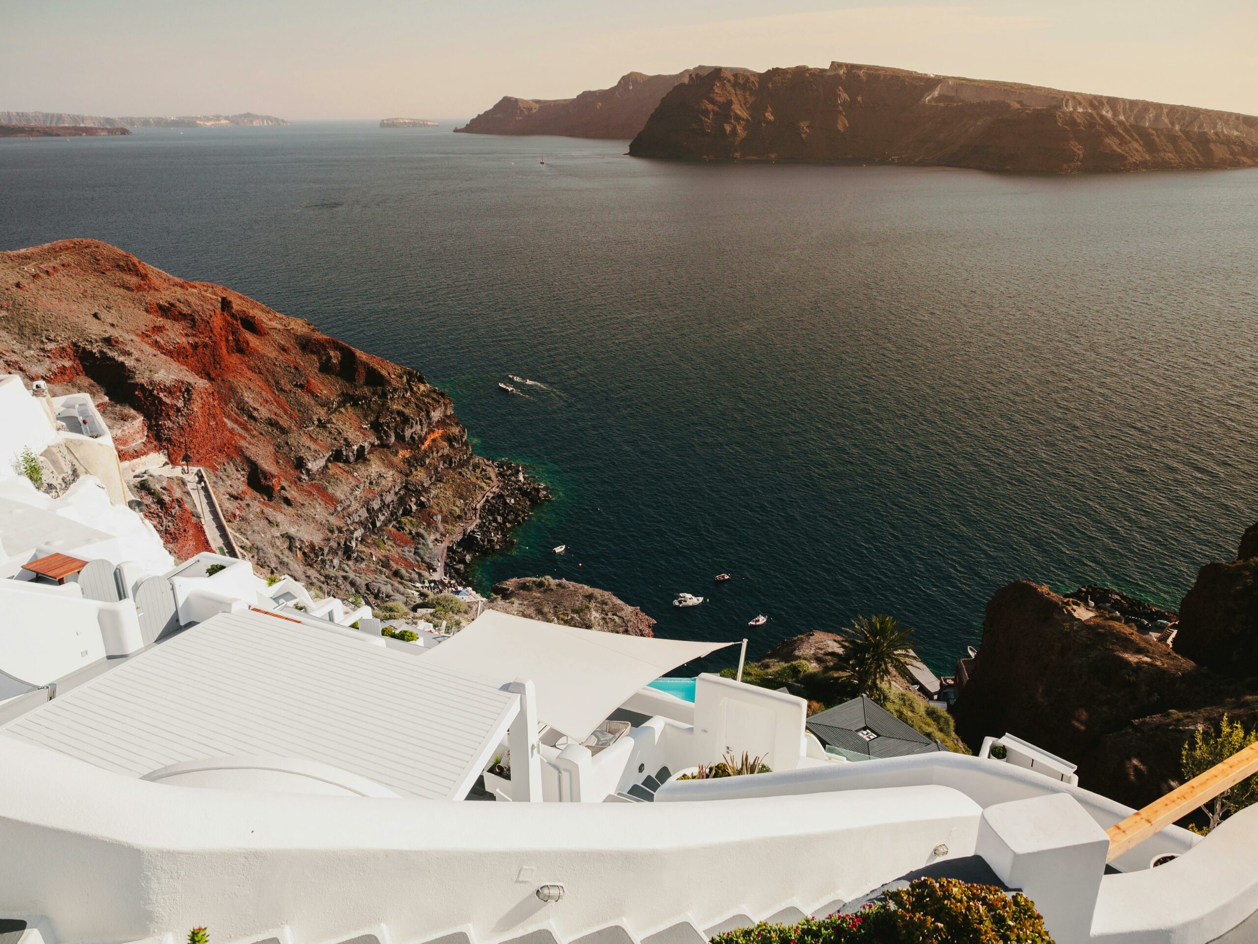 Plaja Roșie din Santorini: Destinație de vis 2026