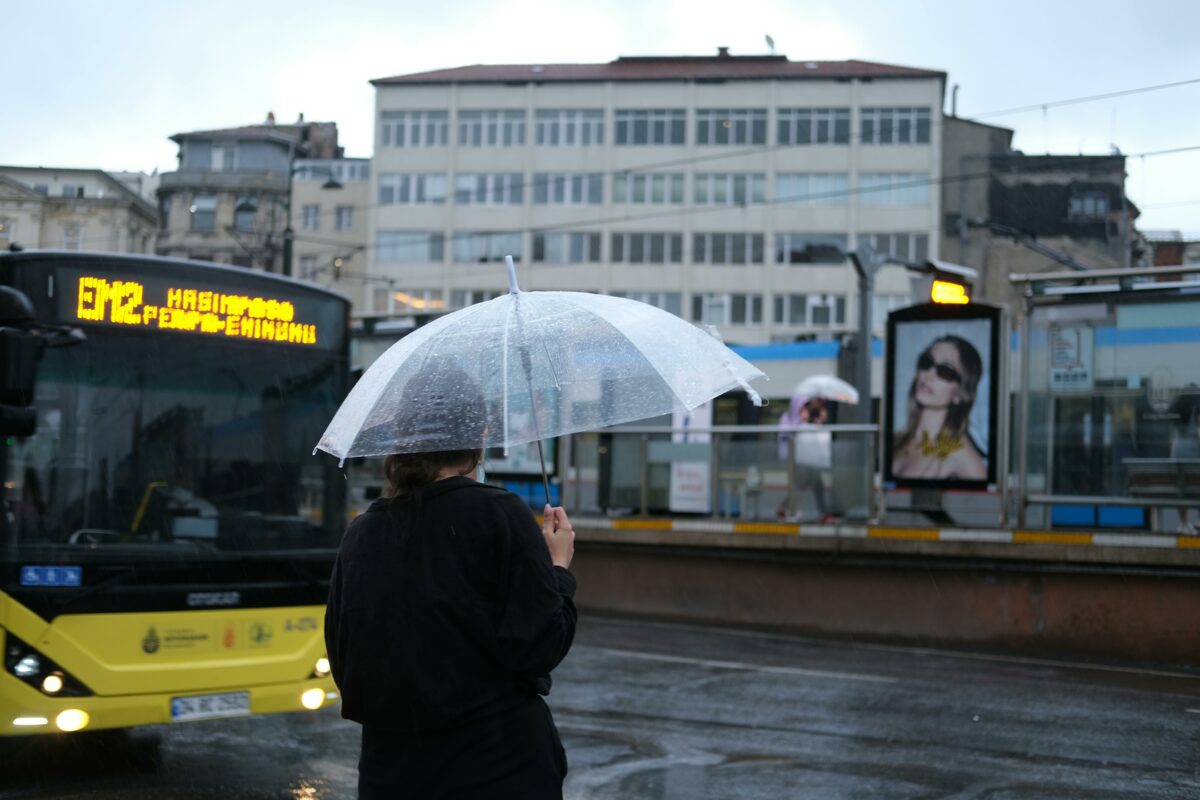 Imagine Stire Prognoza meteo azi, 16 mai 2026. Furtuni violente lovesc Oltenia! Meteorologii anunță ploi torențiale și risc de grindină în următoarele ore | 2review.ro