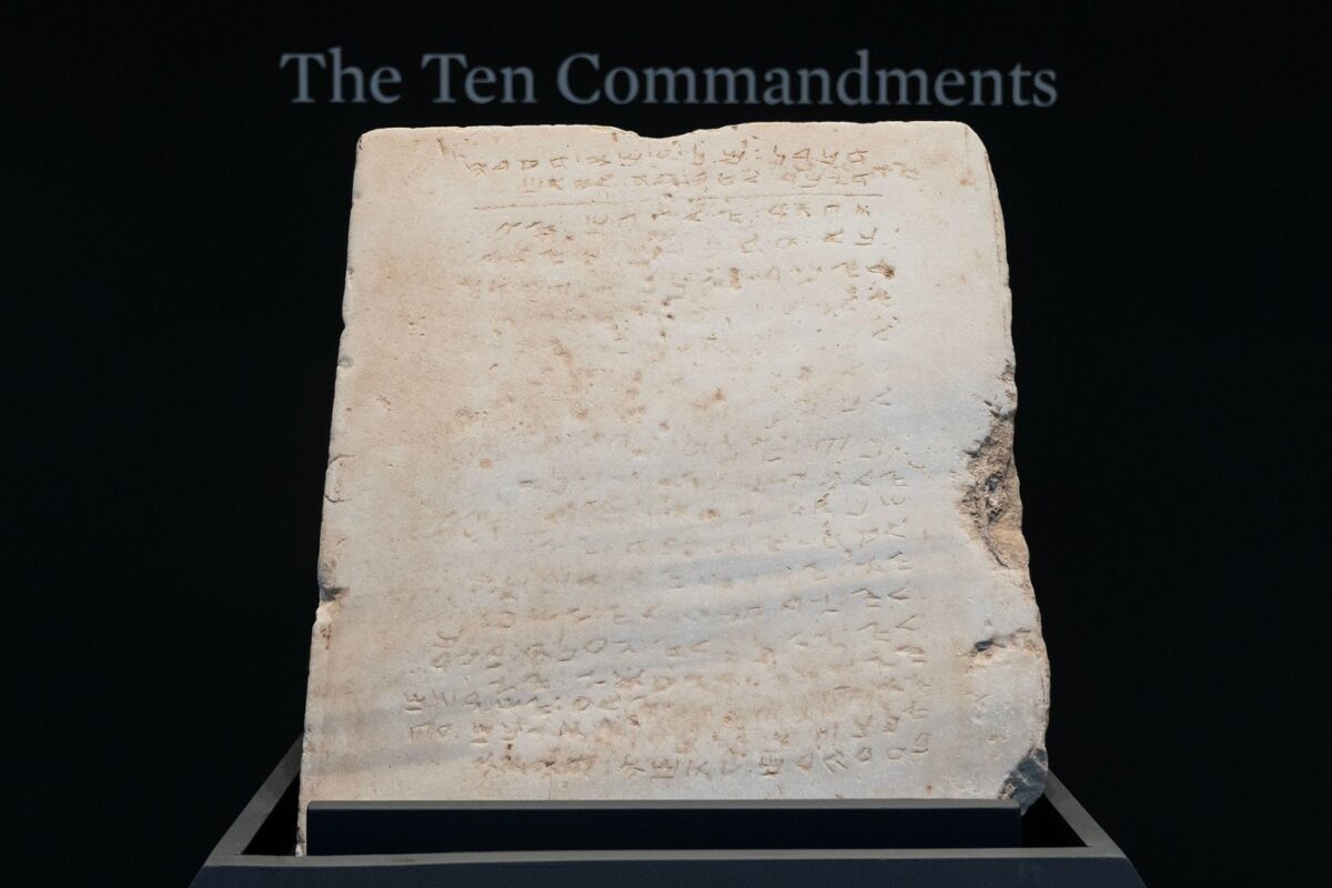 Imagine Stire Cea mai veche piatră gravată cu cele 10 porunci a fost vândută la licitație. Suma uriașă plătită de cumpărător | 2review.ro