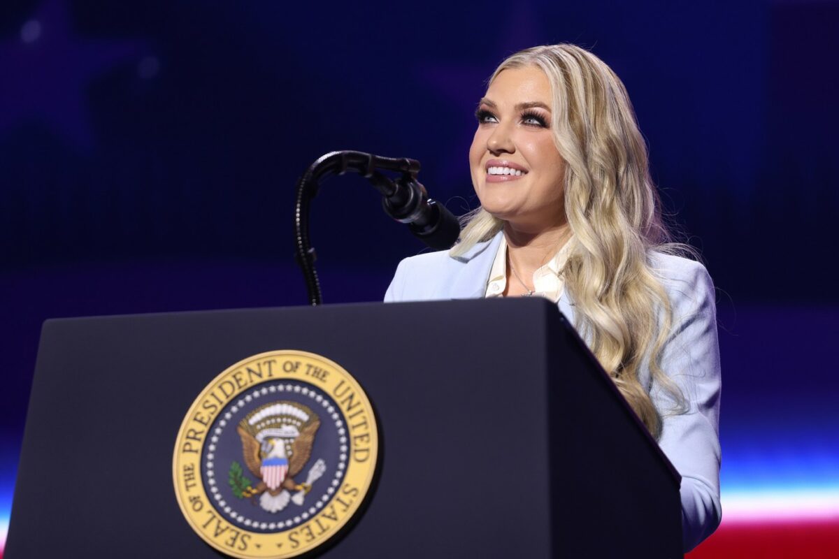 Imagine Stire Erika Kirk, acuzată că ar profita de incidentul armat de la Washington pentru a obține susținere. „Ceva nu se leagă” | 2review.ro