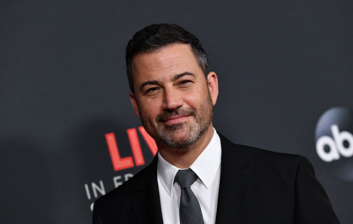 Imagine Stire Jimmy Kimmel se apără după ce a numit-o pe Melania Trump „văduvă în devenire”. Prezentatorul respinge acuzațiile de incitare la violență venite din partea Casei Albe | 2review.ro