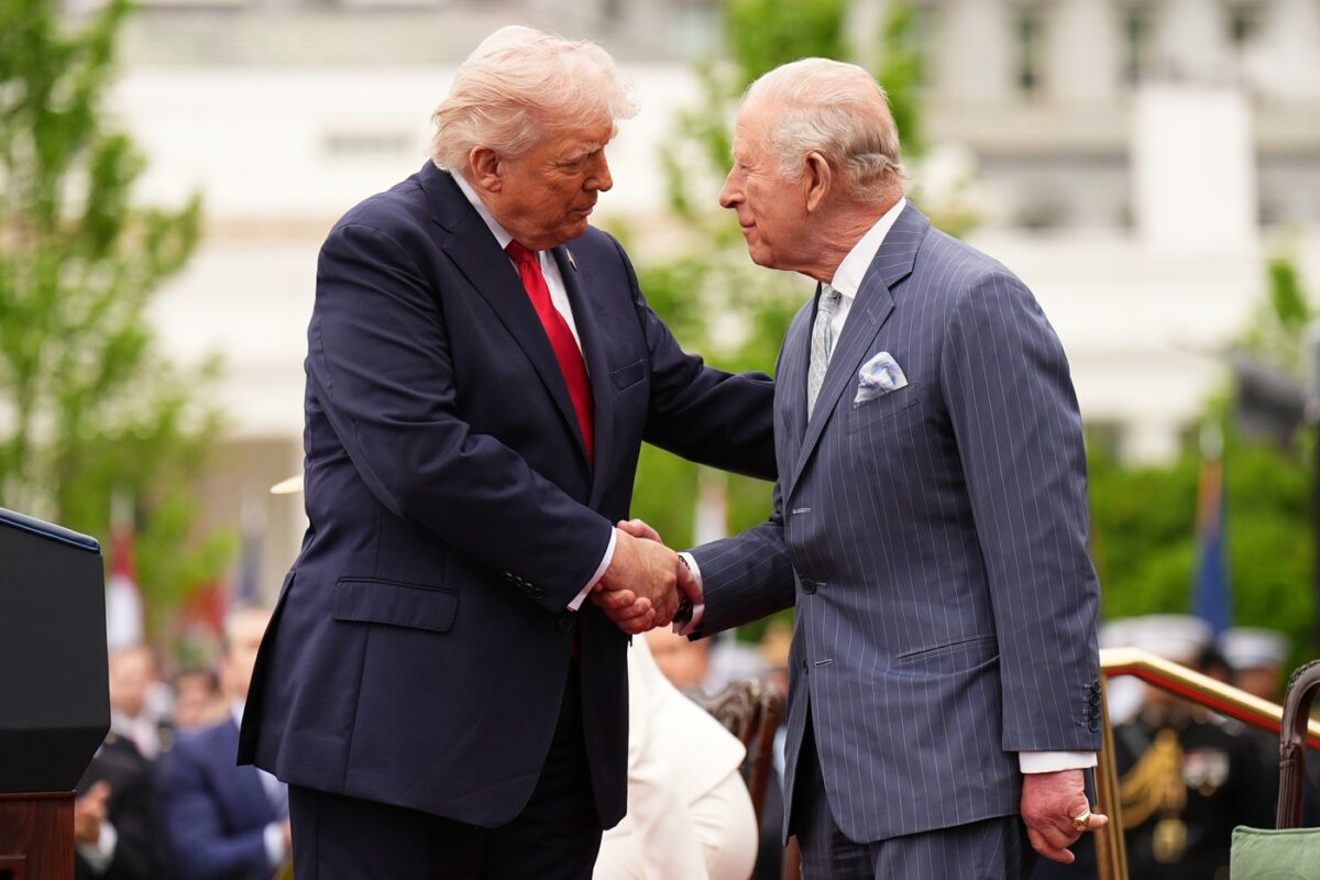 Imagine Stire Detaliul care a atras atenția la întâlnirea lui Donald Trump cu Regele Charles. Ce s-a observat la mâna președintelui american | 2review.ro