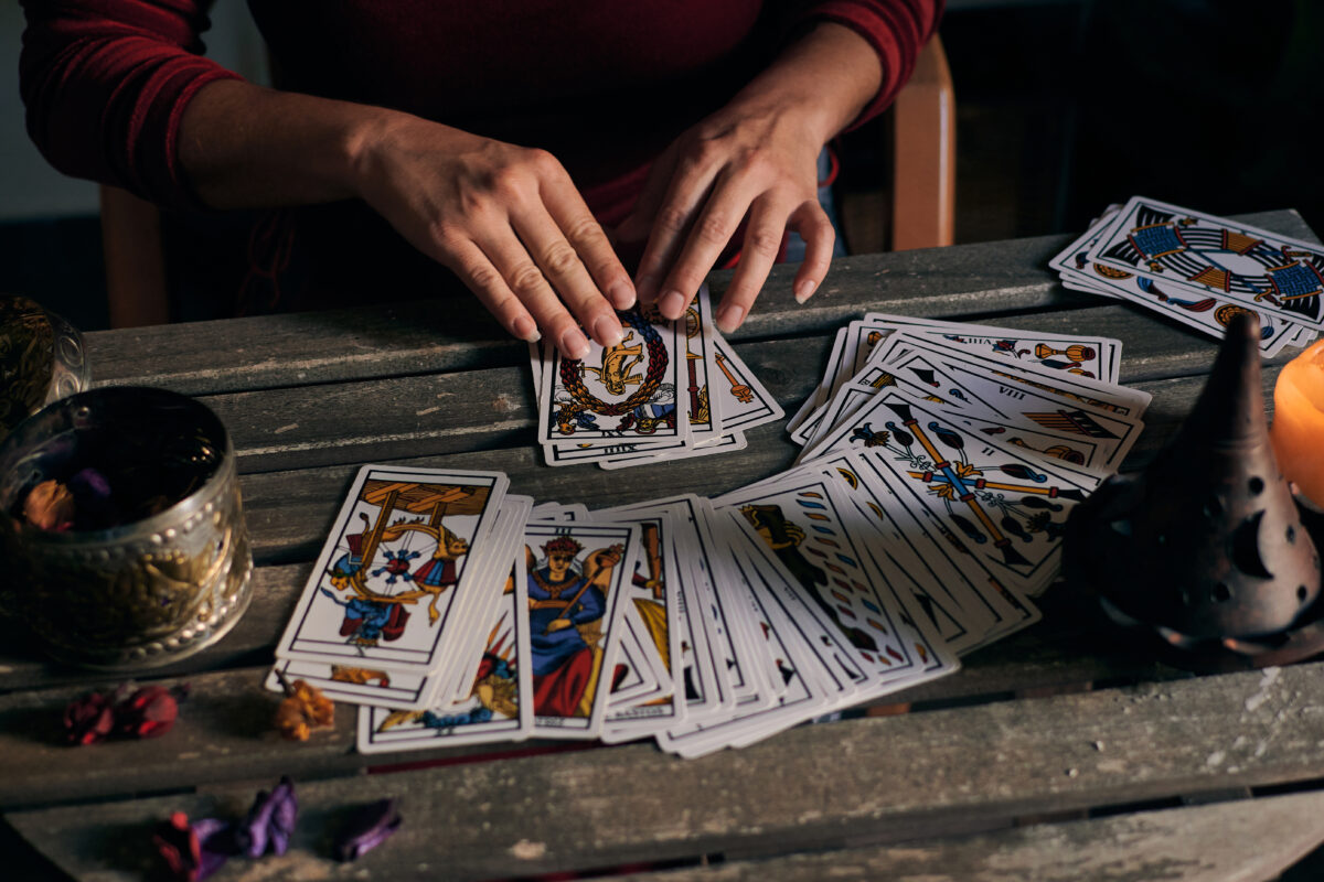 Imagine Stire Cartea de Tarot de azi, 7 aprilie 2026. Hierofantul arde: ce secret îți dezvăluie universul în funcție de zodia ta | 2review.ro