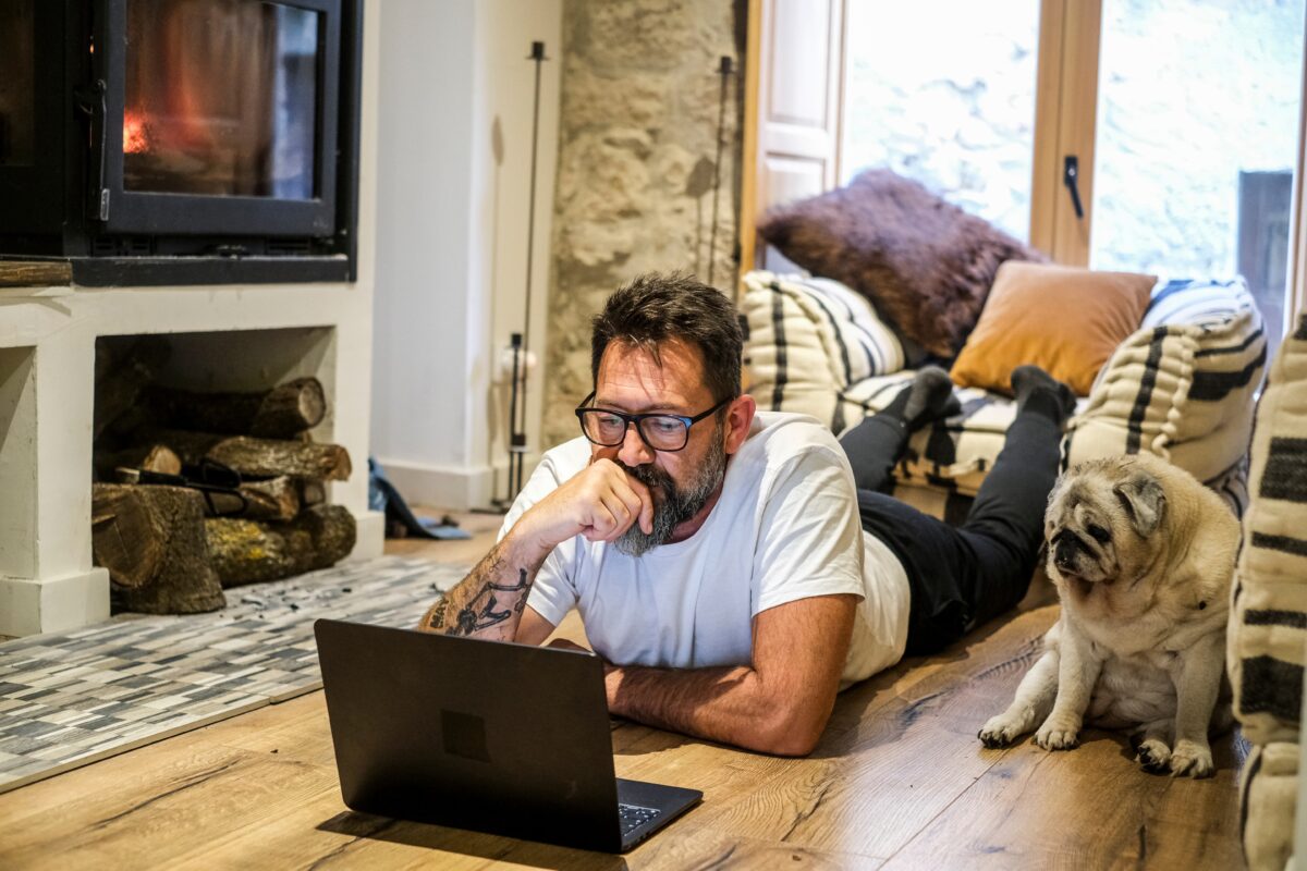 Imagine Stire De ce oamenii singuri după 40 de ani sunt mai puternici emoțional decât credem. Concluzia surprinzătoare a psihologilor | 2review.ro