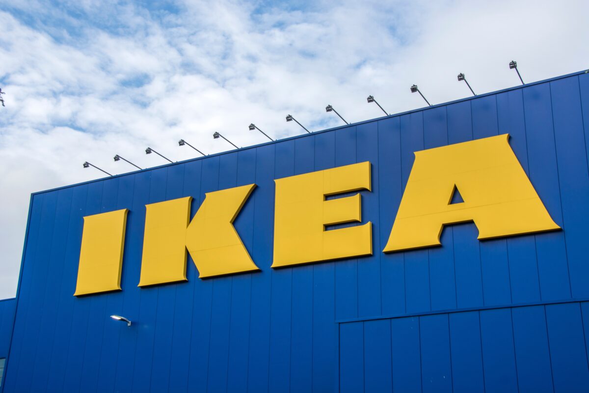 Imagine Stire Cum a reușit o angajată să fure marfă în valoare de 130.000 de euro dintr-un magazin IKEA. Nimeni nu și-a dat seama ani la rând | 2review.ro