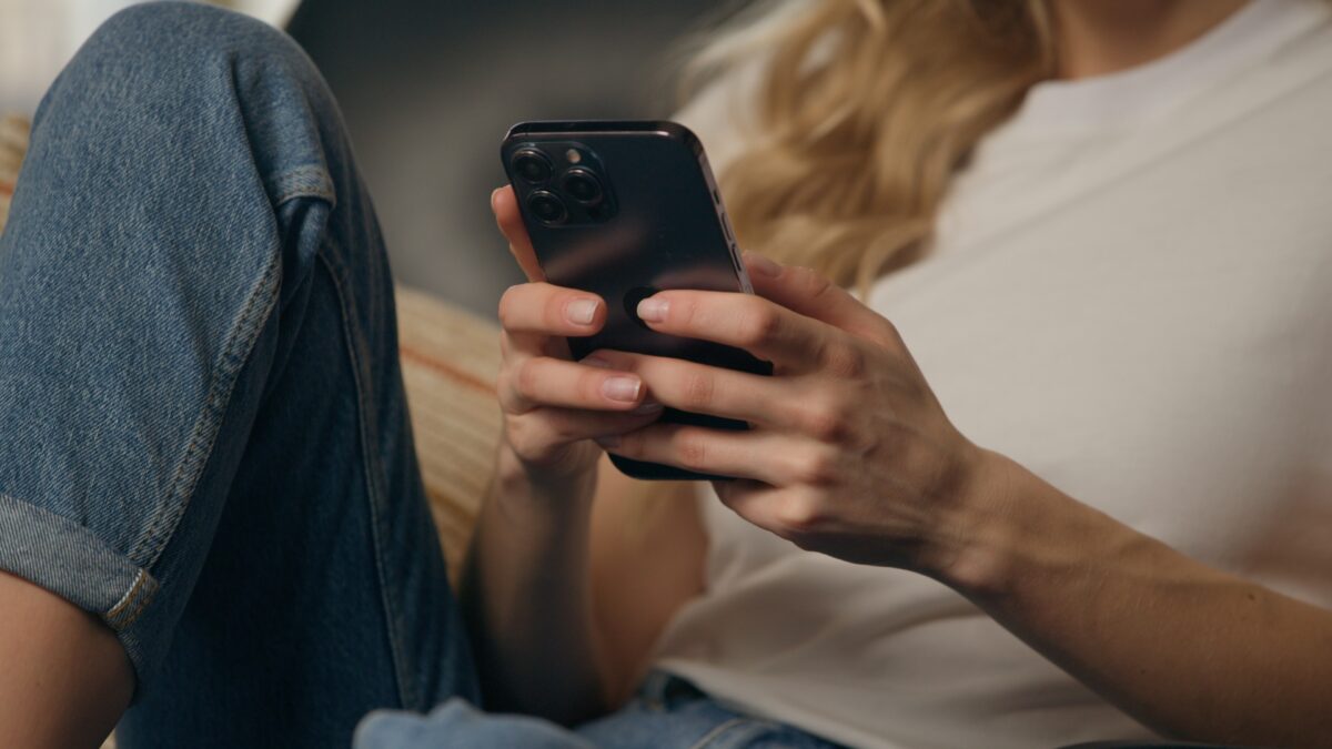 Imagine Stire De ce nu ne putem opri din scrollat. Cum au fost proiectate rețelele sociale să creeze dependență | 2review.ro