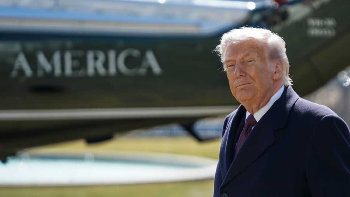 Imagine Stire Donald Trump spune că ia serios în considerare să retragă SUA din NATO. „E un tigru de hârtie” | 2review.ro