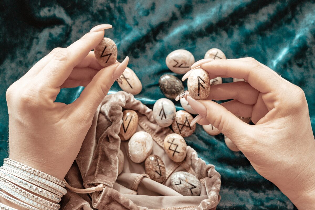 Imagine Stire Horoscop rune azi, 5 aprilie 2026. Ziua în care bolnavii se ridică și fricoșii devin curajoși | 2review.ro