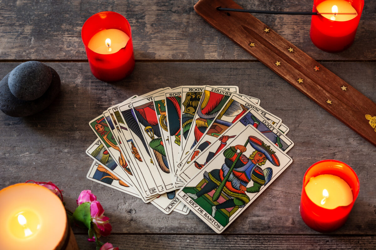 Imagine Stire Cartea de Tarot de azi, 5 aprilie 2026. Patru de Bâte îți spune că fundația ta e mai solidă decât crezi | 2review.ro