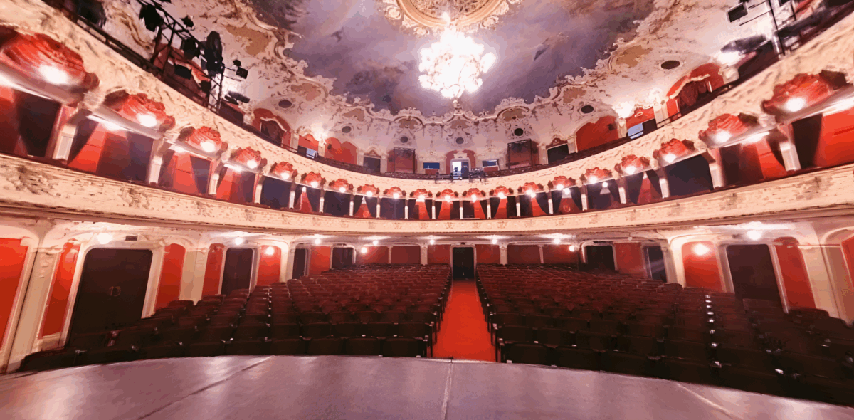 Imagine Stire Incident pe scenă la Teatrul Național Iași. Un actor a fost rănit după căderea unui element de decor | 2review.ro