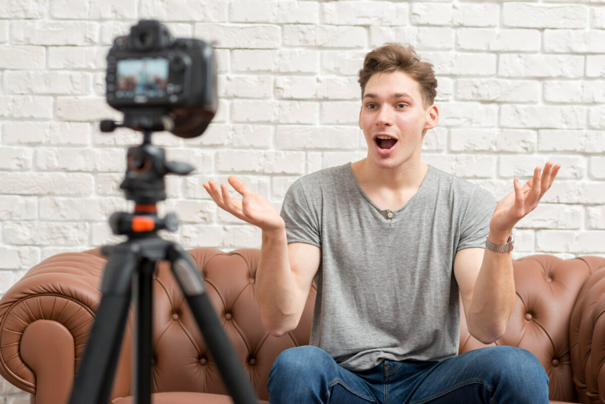 Imagine Stire Ce fac influencerii în spatele reclamelor virale. Filmarea care a aprins internetul: „Zero interes” | 2review.ro
