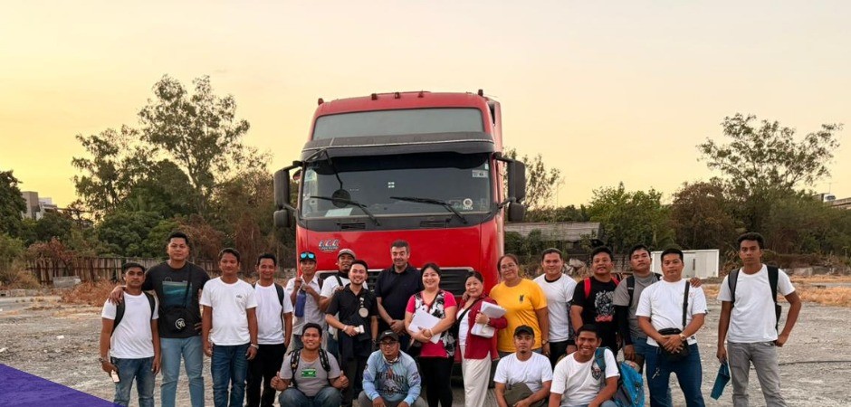Companiile de transport plătesc până la 3.500 de euro pentru șoferi filipinezi. 600 de noi angajați sunt așteptați în țară