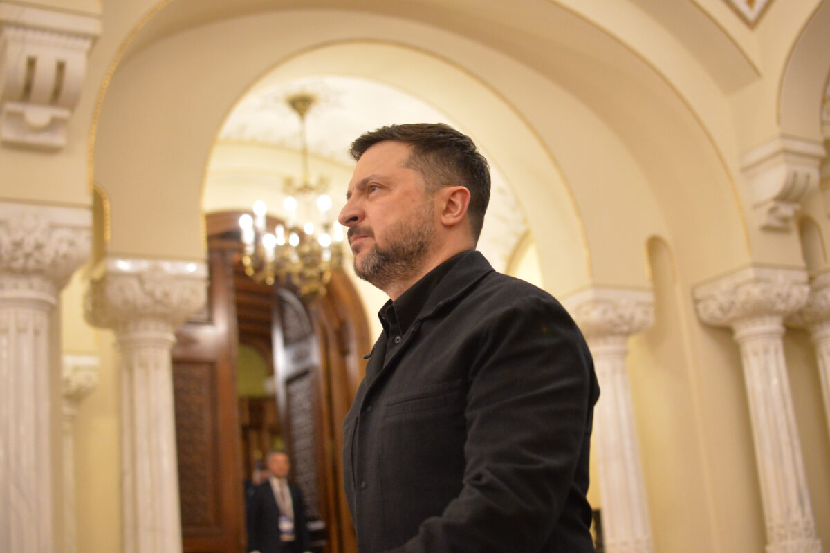 Imagine Stire Volodimir Zelenski a ajuns în vizită la București. Președintele ucrainean a avertizat cu privire la unele atacuri cu drone din partea Rusiei | 2review.ro