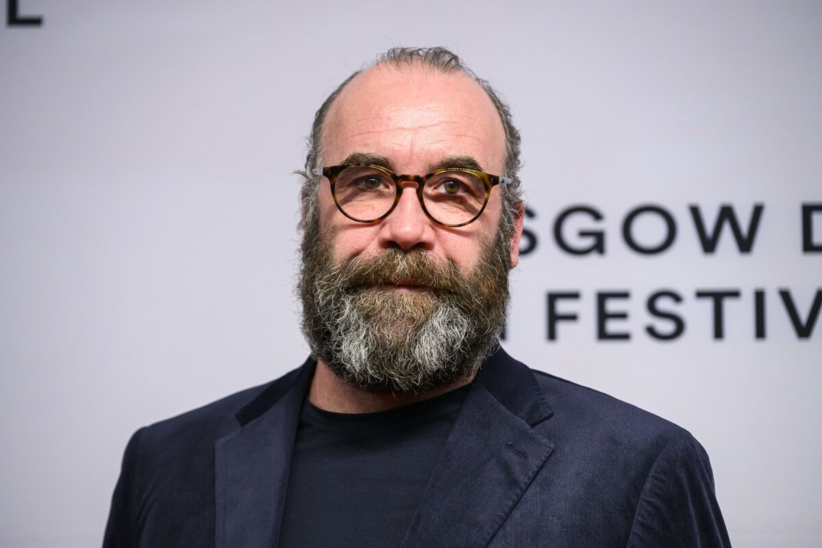 Imagine Stire Actorul care a trecut de la dormit în cort la roluri de succes este de nerecunoscut în 2026. L-ai văzut în „Game of Thrones” | 2review.ro