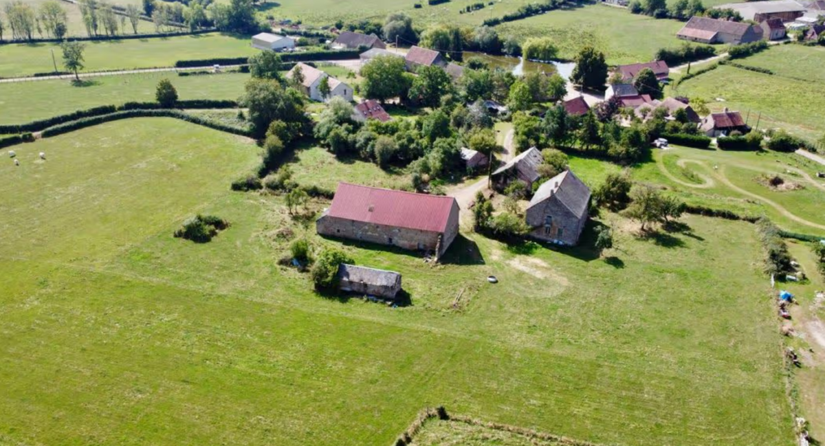 Imagine Stire Un cuplu a cumpărat o fermă în Franța cu aproximativ 80.000 de euro. Cât i-a costat renovarea, de fapt | 2review.ro