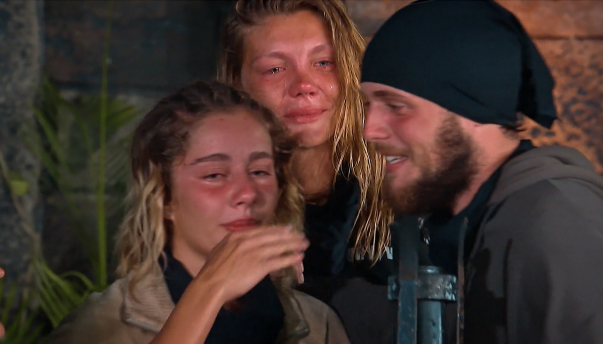 Imagine Stire Cele 5 cuvinte care i-ai distrus toate speranțele la o relație. Ce i-a șoptit Aris la ureche Biancăi, după ce a fost eliminat de la Survivor | 2review.ro